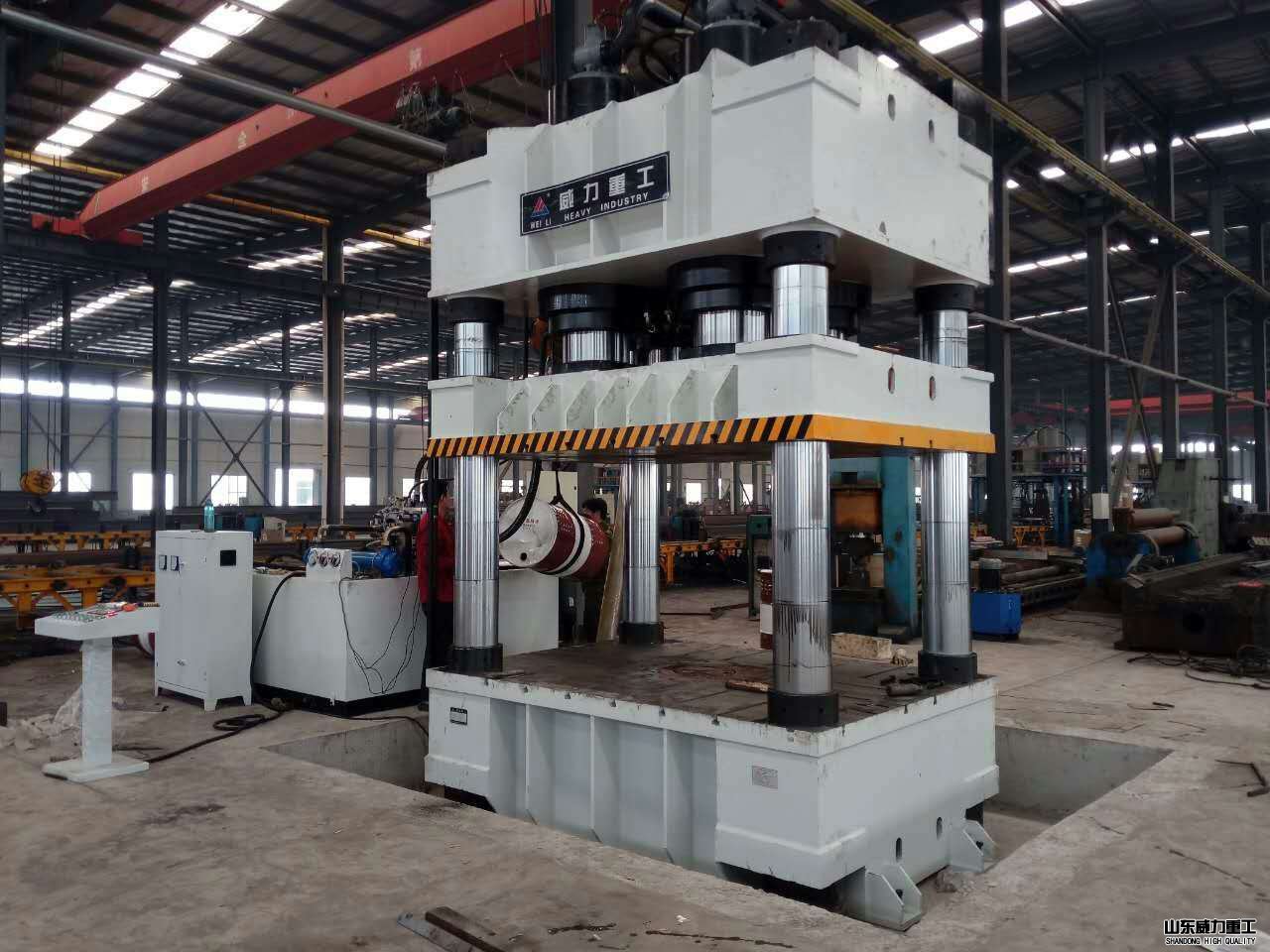 2000噸四柱油壓機客戶車間按照調(diào)試