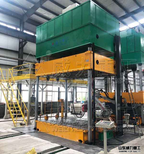 315噸汽車內(nèi)飾件成型機(jī)客戶現(xiàn)場