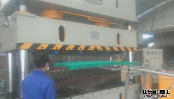 400噸復合漏糞板油壓機生產(chǎn)加工現(xiàn)場