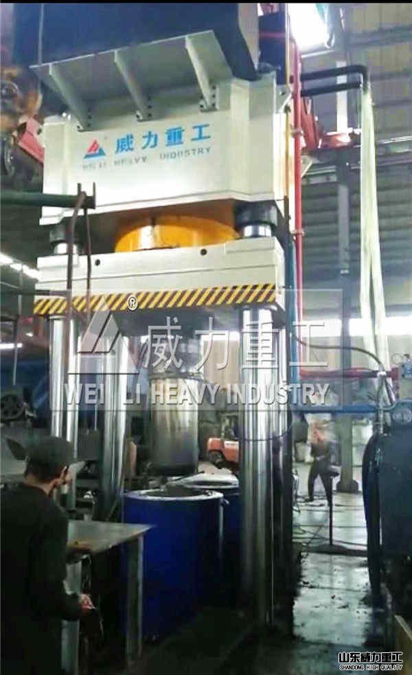 1500噸石墨坩堝成型油壓機(jī)